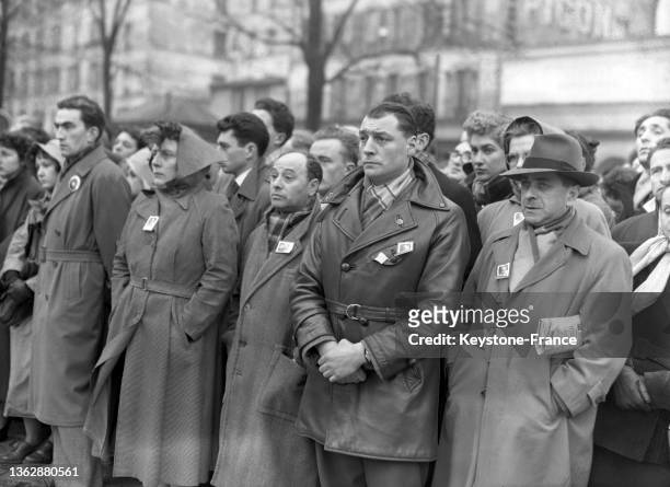 Une foule de personnes assistent aux obsèques de Paul Eluard au Père Lachaise, le 21 novembre 1952.