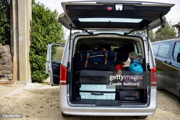 zeit, das auto auszuladen! - luggage trunk stock-fotos und bilder