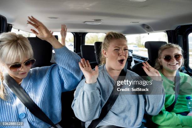 ¿quién está emocionado por las vacaciones? - people carrier fotografías e imágenes de stock