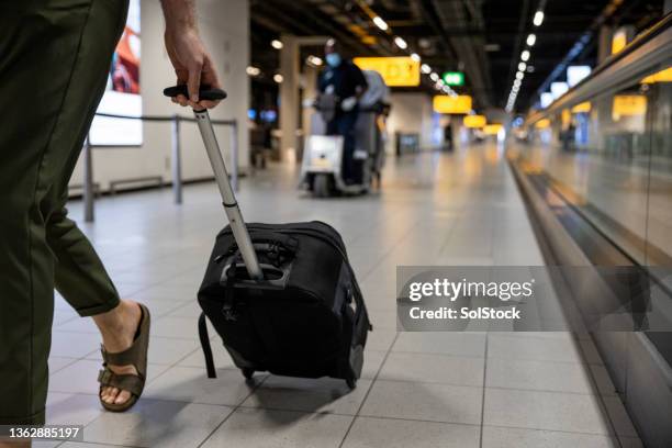 travelling light - schiphol airport stockfoto's en -beelden