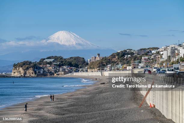 snowcapped mt. fuji and the coast road in kanagawa of japan - kamakura stock-fotos und bilder