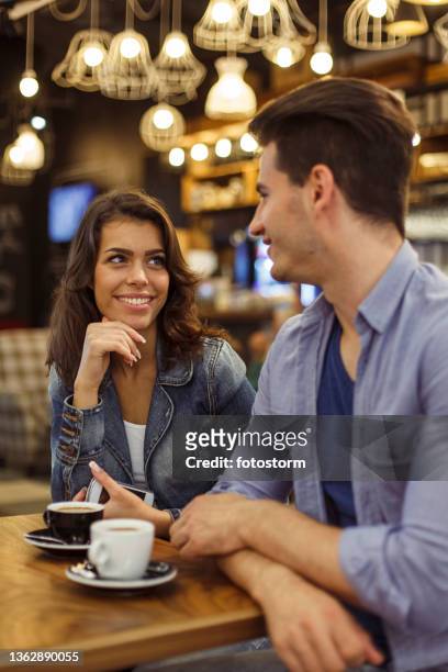 couple à un rendez-vous au café se regardant et se souriant - bar tender photos et images de collection