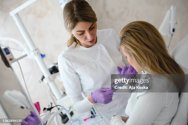 dentista femenina que toma la impresión dental de los pacientes. - molde dental fotografías e imágenes de stock