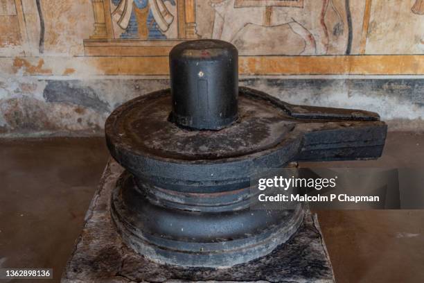 shiva lingam at brihadishwara temple, thanjavur (tanjore), tamil nadu, india - shiva fotografías e imágenes de stock