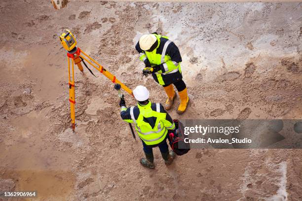 surveyor at the construction site - inspector imagens e fotografias de stock