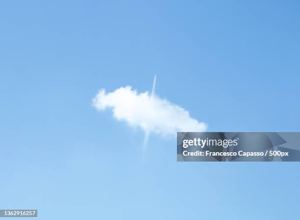 in volo,low angle view of clouds in sky,cesa,campania,italy - trace avion ciel photos et images de collection