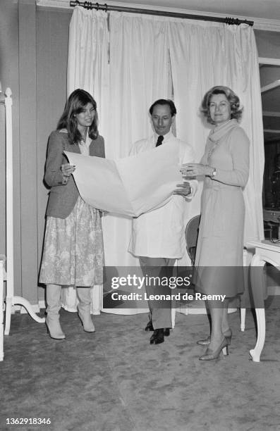 La princesse Caroline de Monaco avec sa mère, la princesse Grace de Monaco, chez Dior avec le grand couturier Marc Bohan pour la création de sa robe...