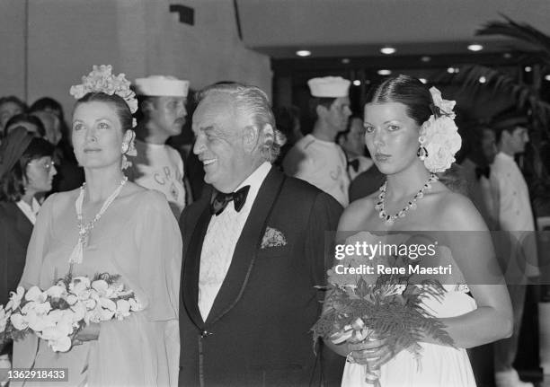 La princesse Grace de Monaco, le prince Rainier III et la princesse Caroline lors de la soirée de gala de la Croix Rouge organisé au profit des...