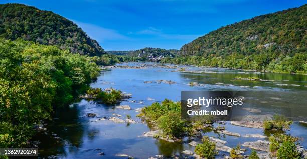 harpers ferry wv with loudoun heights va and  maryland heights md along the potomac river - potomac maryland foto e immagini stock
