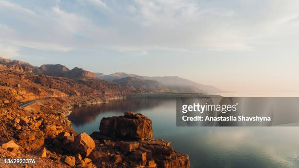 malerische luftaufnahme des hellen sonnenuntergangs über dem toten meer und den bergen - totes meer stock-fotos und bilder