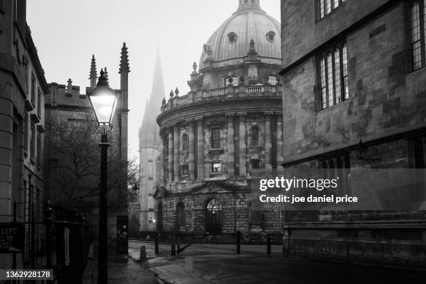 black and white, oxford university, radcliffe camera, radcliffe square, oxford, oxfordshire, england - oxford england stock pictures, royalty-free photos & images