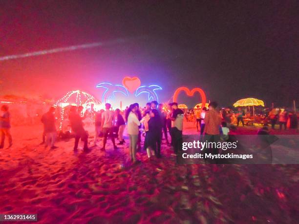 personnes célébrant le réveillon du nouvel an à goa, en inde - fête de plage photos et images de collection