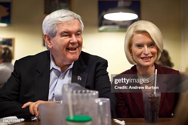 Republican presidential candidate Newt Gingrich sits down for lunch with his wife Callista Gingrich at The Farmer's Kitchen on December 31, 2011 in...