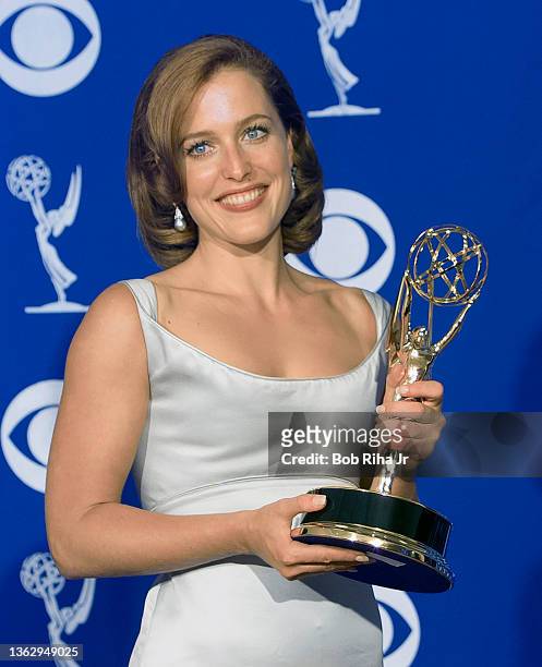Emmy Winner Gillian Anderson backstage at the Emmy Awards Show, September 8,1996 in Pasadena, California.
