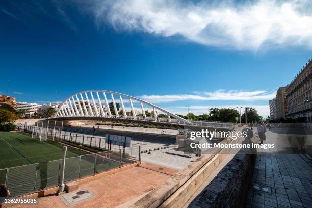 alameda bridge (pont de l'exposició) at turia riverbed park in valencia, spain - santiago calatrava 個照片及圖片檔