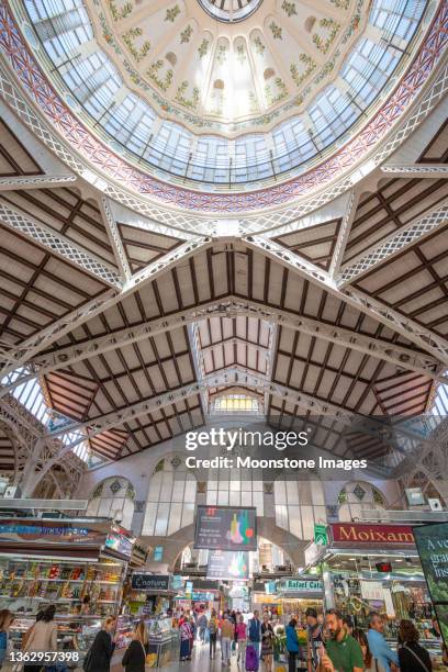 mercado central (zentralmarkt) in valencia, spanien - supermarkt gang stock-fotos und bilder