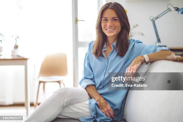 porträt einer schönen frau - vitiligo stock-fotos und bilder
