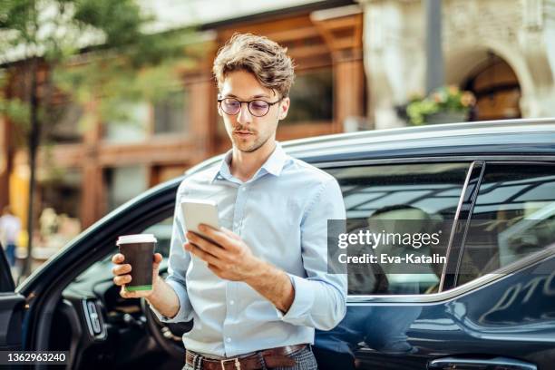 mann fährt mit auto - shoppen hipster stock-fotos und bilder