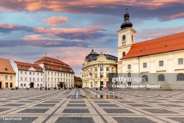 piata mare (big square) in sibiu, transylvania, romania - romania mare fotografías e imágenes de stock