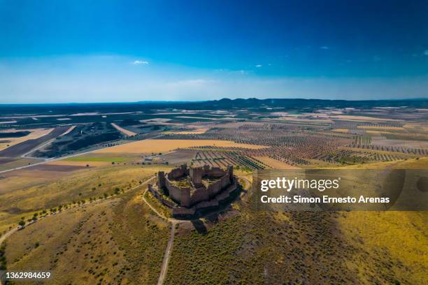 castillo de almonacid - castilië la mancha stockfoto's en -beelden