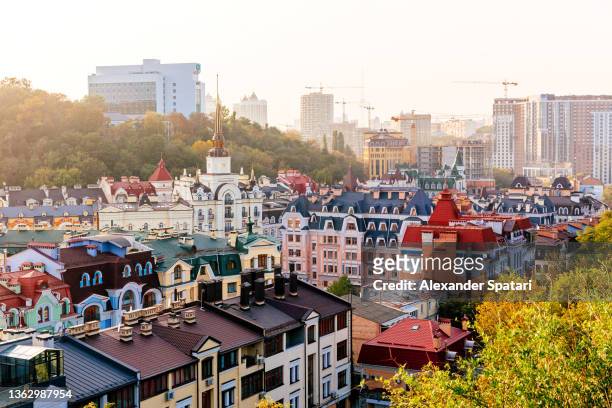 kyiv skyline with multi-colored houses, ukraine - kiev photos et images de collection