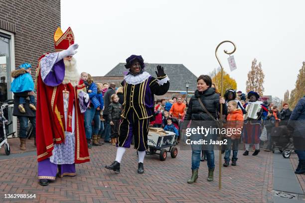 ankunftsparade von 'sinterklaas' und seiner 'zwarte pieten' in wierden - zwarte piet stock-fotos und bilder