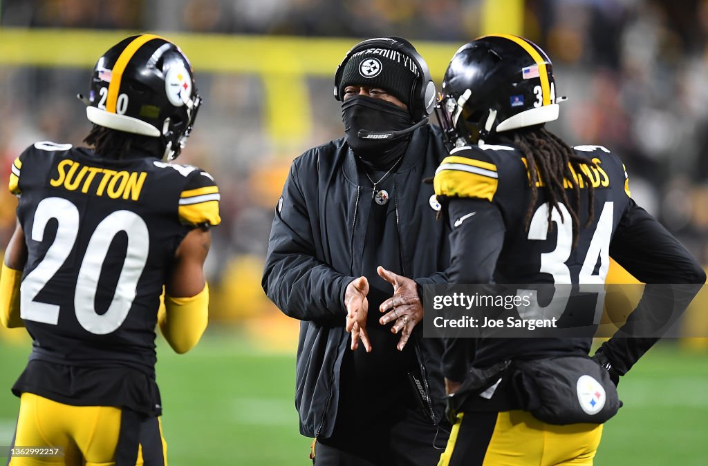 Cleveland Browns v Pittsburgh Steelers