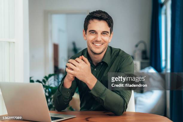 portrait of businessman - homem computador imagens e fotografias de stock