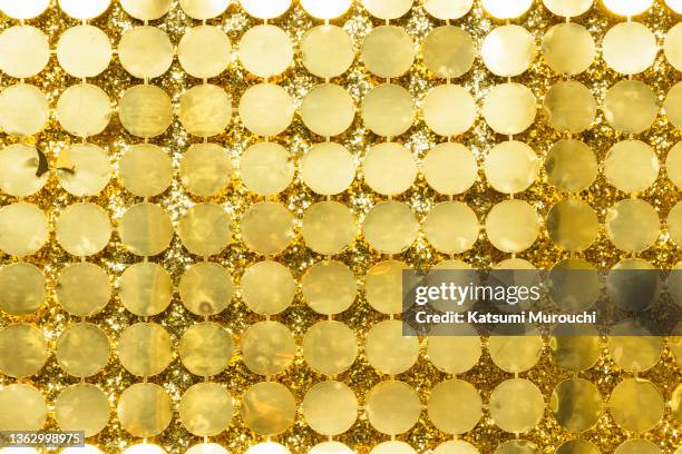 gold glitter and gold sequin background - sequin imagens e fotografias de stock