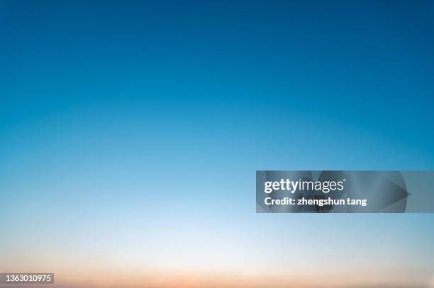 the gradient of the sky at sunrise - himmel stock-fotos und bilder