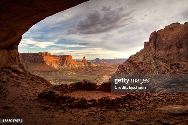 false kiva at canyonlands national park - false kiva canyonlands national park stock pictures, royalty-free photos & images