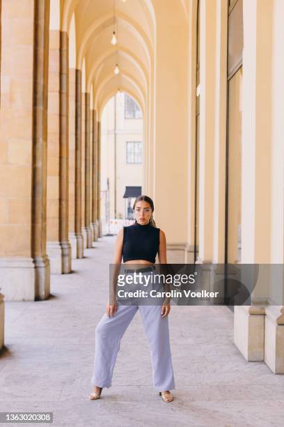 brazilian young woman standing in the middle of an architectural archs - brazilian female models 個照片及圖片檔
