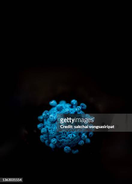 covid-19 omicron, corona virus, covid-19, microbiology and virology concept - computer virus stock pictures, royalty-free photos & images