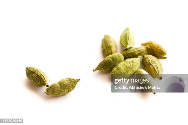 cardamom on white background 2 - cardamomo imagens e fotografias de stock