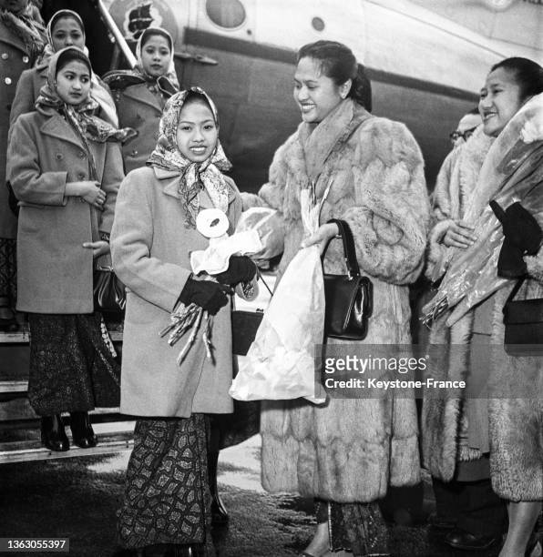La jeune danseuse étoile Ni gusti raka et les danseuses du cercle de Bali sont accueillies au Bourget, le 11 février 1953.