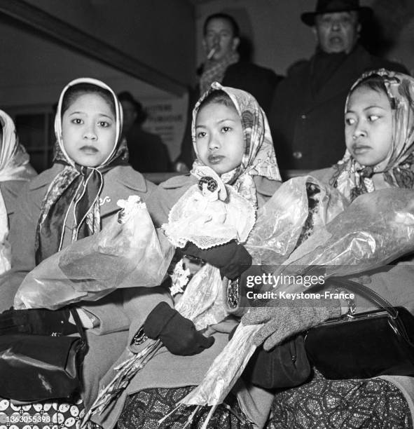 Les Danseuses du ballet de Bali et la danseuse étoile Ni gusti raka lors de leur arrivée au Bourget, le 11 février 1953.