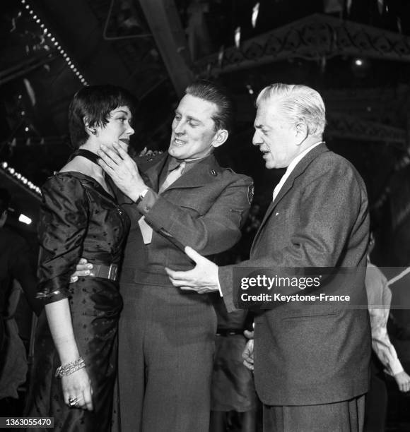 Les acteurs Kirk Douglas, Barbara Laage et le réalisateur Anatole Litvak, le 05 mars 1953.