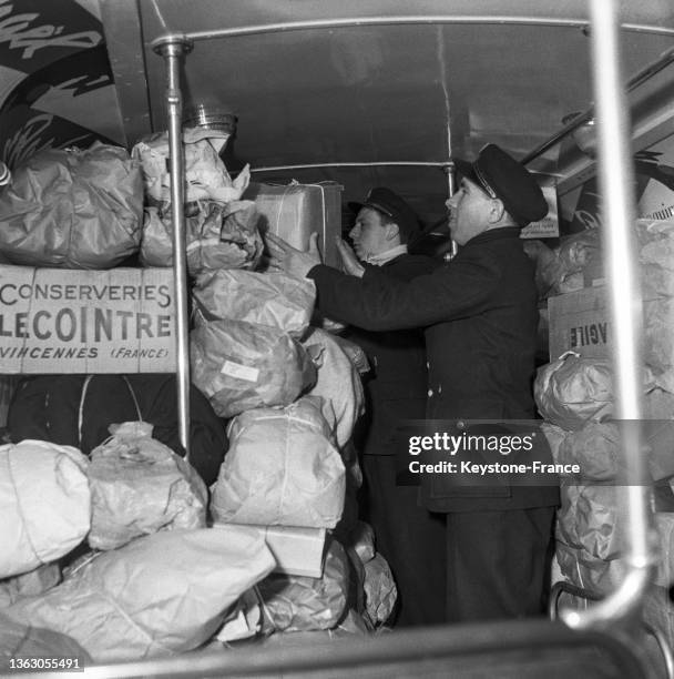 Des agents de la Ratp rangent les colis récupérés en faveur des sinistres hollandais, le 05 mars 1953.