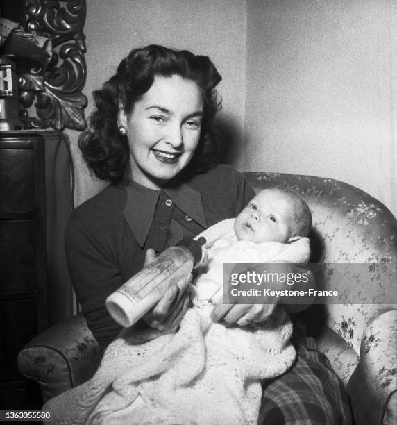 Portrait de Patricia Roc avec son jeune fils, le 15 février 1953.