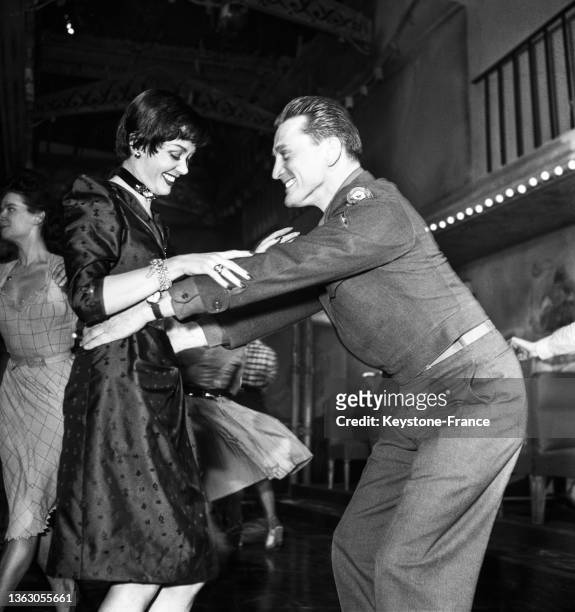 Acteur Kirk Douglas danse avec Barbara Laage, le 05 mars 1953.