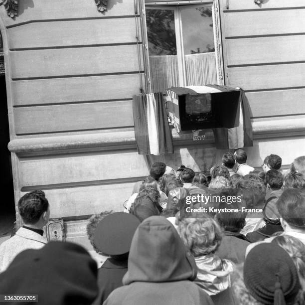 La foule suit le couronnement d'Elisabeth II grâce à des télévisions dans la rue, le 02 juin 1953.