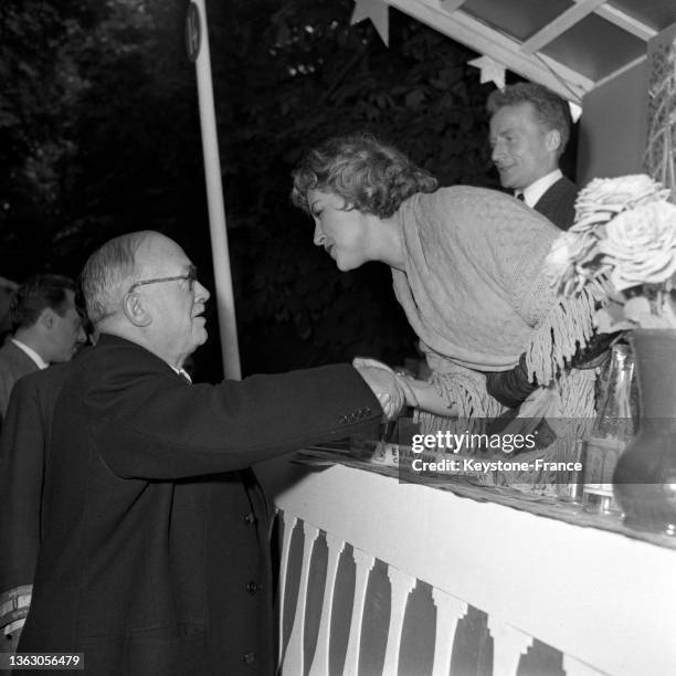 Le président de la république salue Suzy Delair, le 13 juin 1953.