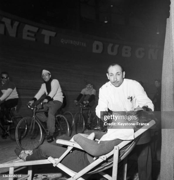 Un homme se fait raser la barbe pendant la ronde des écureuils, le 27 février 1953.