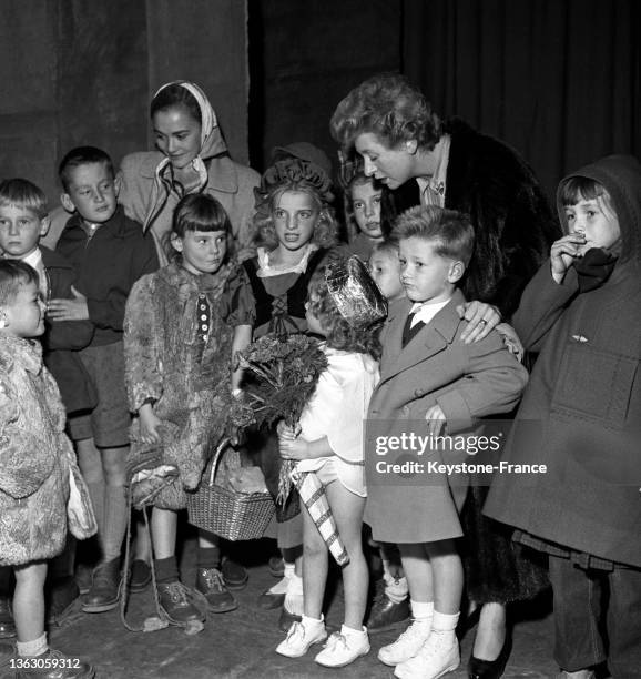 Actrice Patachou accompagne les enfants de vedettes parisiennes conviés au théâtre de l'Etoile pour une représentation du "Petit Chaperon Rouge", le...