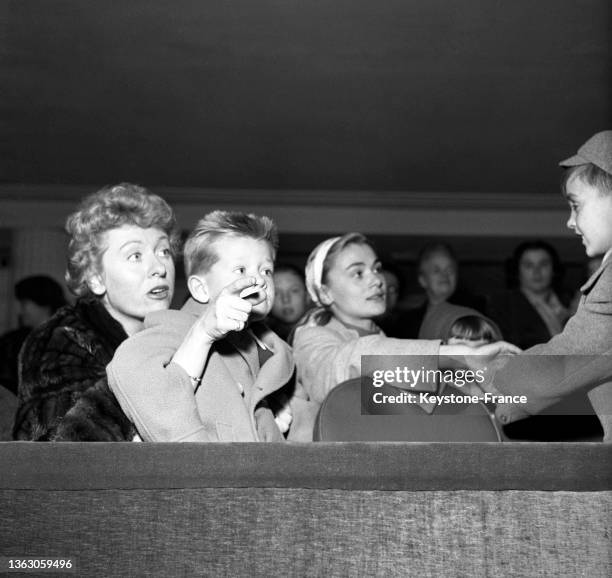 Lady Patachou et Danièle Delorme accompagnent leurs enfants au théâtre de l'Etoile pour une représentation du "Petit Chaperon Rouge", le 16 octobre...