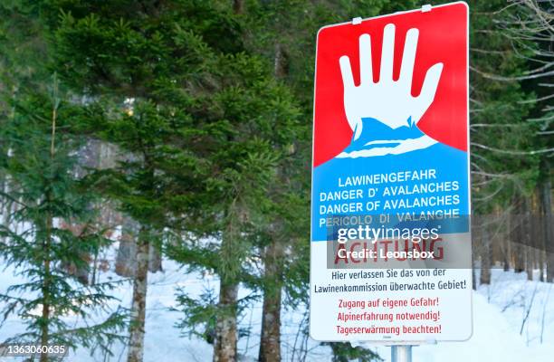 lawinenwarnschild in österreich - avalancha stock-fotos und bilder