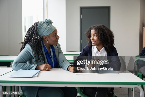 Educatore nero che lavora con studenti multirazziali in classe Educatore nero che lavora con studenti multirazziali in classe