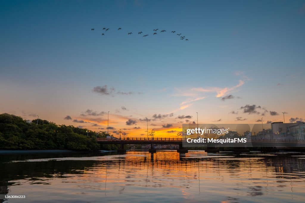 Vista da ponte ao pôr do sol no rio