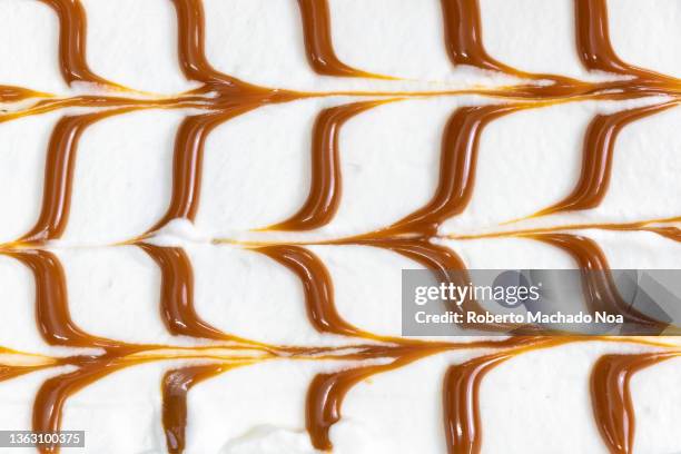 caramel decoration on top of a cake - molho de sobremesa imagens e fotografias de stock