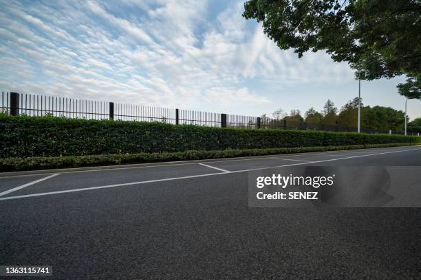 empty parking lot - parking space stock-fotos und bilder